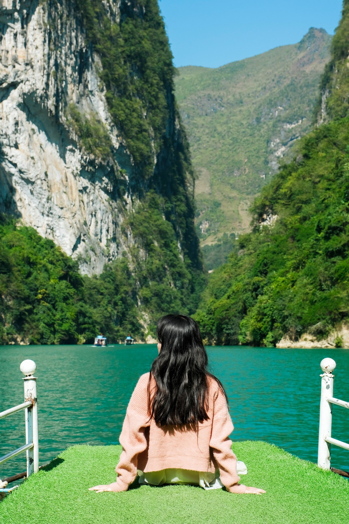 Hẻm vực Tu Sản được xem là một trong những hẻm vực sâu và hiểm trở hàng đầu Đông Nam Á, kéo dài khoảng 1,7 km, nơi địa chất đá vôi bị chia cắt mạnh mẽ qua hàng triệu năm kiến tạo. Chính sự tương phản giữa dòng nước xanh trong và những vách đá dựng đứng đã tạo nên vẻ đẹp độc bản, khiến Nho Quế không chỉ là một dòng sông, mà còn là biểu tượng cảnh quan của Hà Giang. Ảnh Ba đứa mình