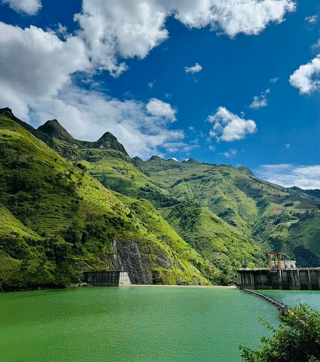 Năm 2009, khu vực sông Nho Quế và hẻm vực Tu Sản được xếp vào danh sách “thung lũng kiến tạo độc nhất vô nhị” của Việt Nam, khẳng định giá trị đặc biệt về địa chất, cảnh quan và du lịch. Đây không chỉ là điểm đến hấp dẫn với du khách trong nước mà còn gây ấn tượng mạnh với nhiều du khách quốc tế yêu thích khám phá thiên nhiên. Ảnh Lucy Nguyễn