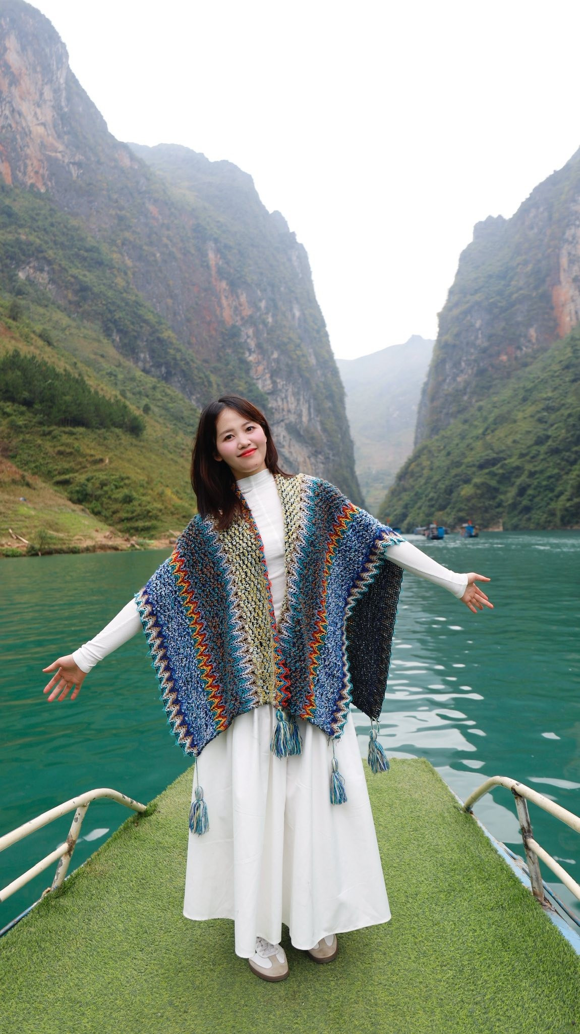 Với nhiều du khách, khoảnh khắc đứng trên đèo Mã Pì Lèng nhìn xuống dòng sông xanh ngọc phía dưới chính là dấu ấn khó quên trong hành trình chinh phục cực Bắc của Tổ quốc. Ảnh Lương Thuỳ Dung