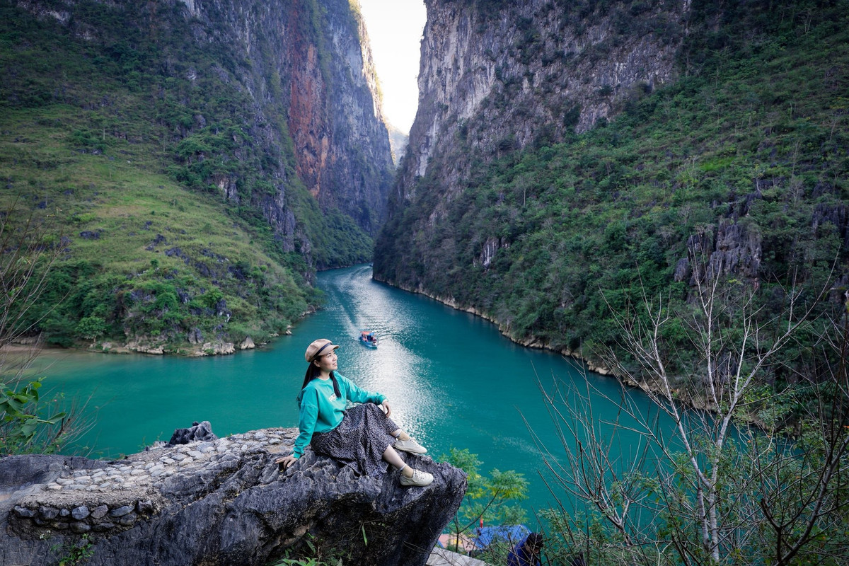 Các tour đi thuyền ngắm cảnh Nho Quế – Tu Sản với mức giá phổ biến khoảng 100.000 đồng/lượt đã góp phần cải thiện sinh kế, đồng thời đưa hình ảnh dòng sông xanh ngọc dưới chân đèo Mã Pì Lèng lan tỏa rộng rãi hơn.