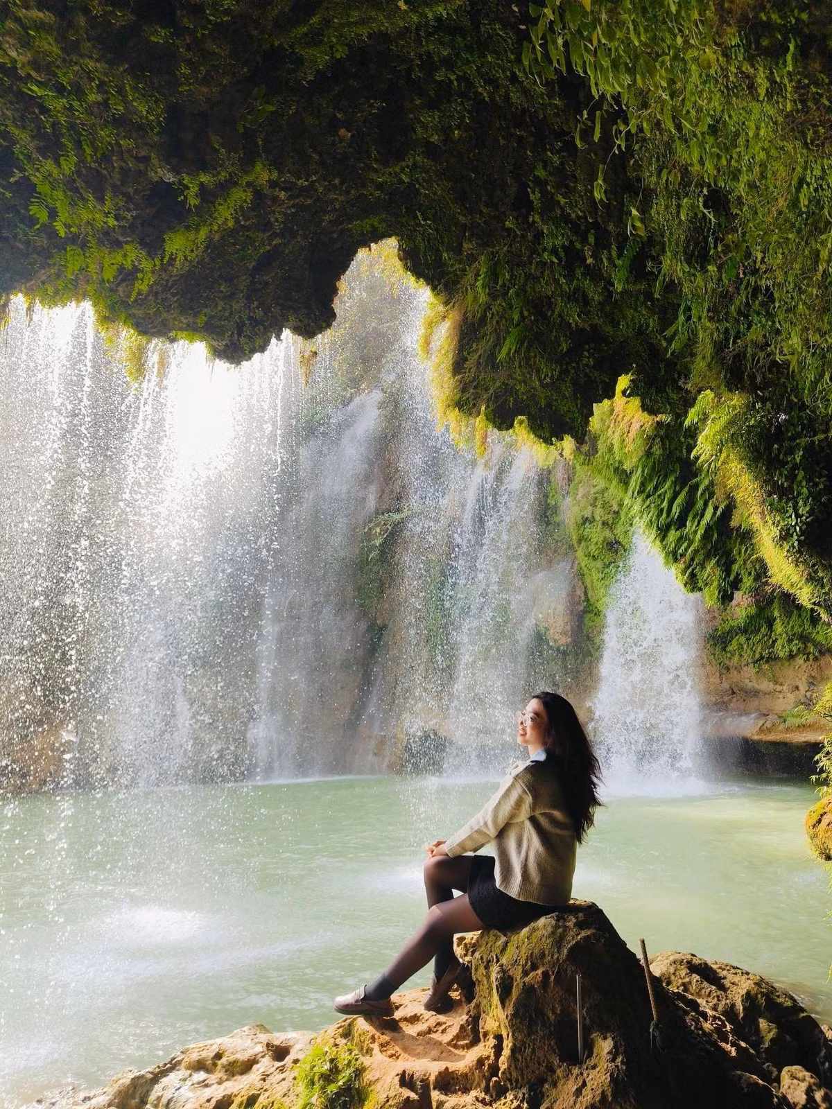 Du khách nên ghé Thác Chiềng Khoa vào buổi sáng hoặc đầu giờ chiều để có ánh sáng đẹp, thuận lợi chụp ảnh. Đặc biệt, cần cẩn trọng khi di chuyển trên các phiến đá rêu trơn và tuân thủ nguyên tắc giữ gìn vệ sinh, không xả rác để bảo vệ cảnh quan. Ảnh Vietmountain Travel