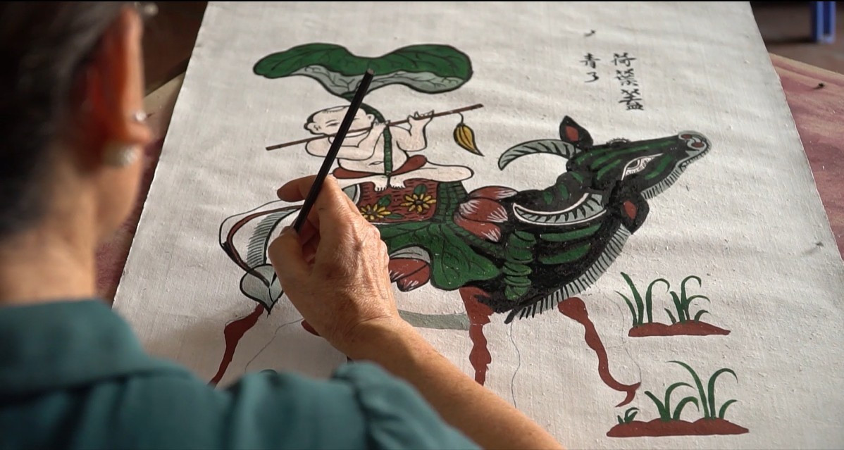 UNESCO nhận định nghề đang đứng trước nguy cơ mai một do số nghệ nhân giảm, người trẻ ít mặn mà và thị trường thu hẹp. Việt Nam đã xây dựng kế hoạch bảo vệ khả thi, gồm mở lớp truyền dạy, kiểm kê di sản, thiết kế mẫu mới, đa dạng hóa thị trường, cải thiện nguyên liệu và hỗ trợ thiết bị cho nghệ nhân. Sự tham gia của cộng đồng, đặc biệt là các gia đình làm nghề, là yếu tố quan trọng giúp nghề duy trì và phát triển. Ảnh Ngọc Mai