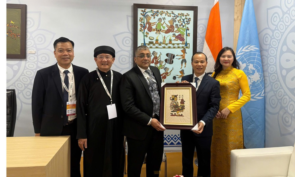 Nghề làm tranh dân gian Đông Hồ, tại khu phố Đông Khê, phường Thuận Thành, Bắc Ninh, vừa được UNESCO đưa vào Danh sách di sản văn hóa phi vật thể cần bảo vệ khẩn cấp. Quyết định được công bố tại kỳ họp lần thứ 20 của Ủy ban Liên chính phủ Công ước 2003, diễn ra ngày 9/12 tại Delhi, Ấn Độ. UNESCO cũng khuyến nghị đưa di sản vào giáo dục để thế hệ trẻ hiểu, trân trọng và bảo vệ nghề truyền thống. Ảnh baobacninh