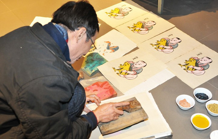 Quy trình làm tranh hoàn toàn thủ công, từ phác thảo mẫu bằng bút lông, mực nho trên giấy bản, khắc ván gỗ đến in màu trên giấy dó quét hồ điệp. Ảnh tranhdangiandongho