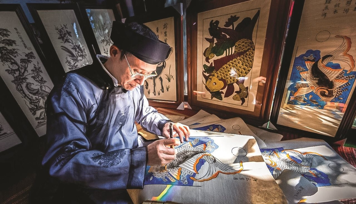 Du khách có thể trải nghiệm quy trình làm tranh thủ công, tìm hiểu lịch sử, phong tục và chiêm ngưỡng những bức tranh sống động với màu sắc đặc trưng, góp phần gìn giữ giá trị văn hóa truyền thống Việt Nam. Ảnh baocongly