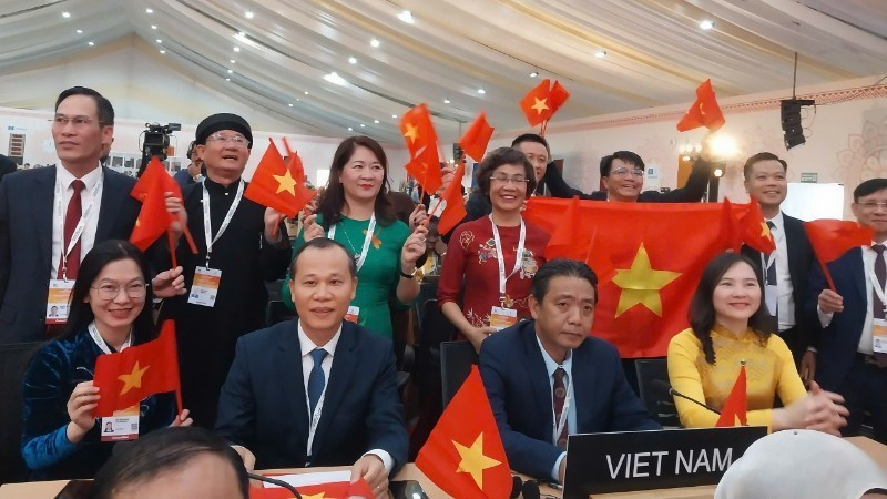 Tại lễ công nhận, Thứ trưởng Bộ Văn hóa, Thể thao và Du lịch Hoàng Đạo Cương và Phó Chủ tịch thường trực UBND tỉnh Bắc Ninh Mai Sơn cam kết triển khai các biện pháp bảo tồn và phát huy giá trị tranh Đông Hồ trong đời sống hiện đại. Ảnh Baonhandan