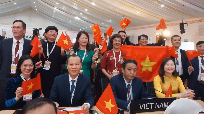 Tại lễ công nhận, Thứ trưởng Bộ Văn hóa, Thể thao và Du lịch Hoàng Đạo Cương và Phó Chủ tịch thường trực UBND tỉnh Bắc Ninh Mai Sơn cam kết triển khai các biện pháp bảo tồn và phát huy giá trị tranh Đông Hồ trong đời sống hiện đại. Ảnh Baonhandan