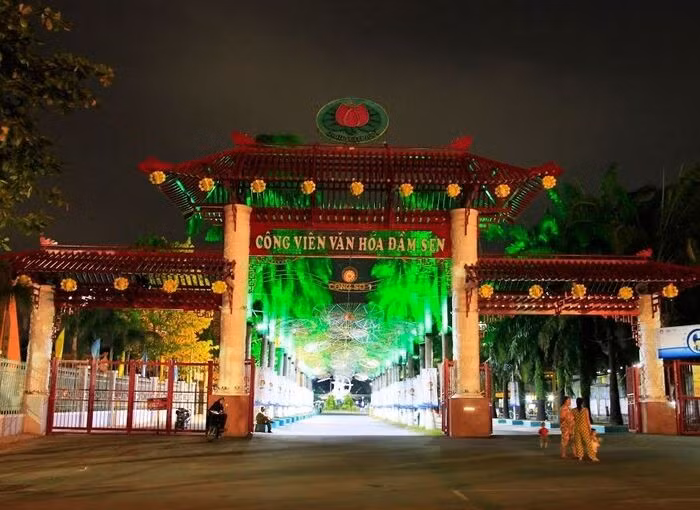 Trẻ nhỏ – “nhân vật chính” của đêm Trung thu – cũng có nhiều không gian riêng, Công viên văn hóa Đầm Sen tổ chức rước đèn tập thể, múa lân, phá cỗ, tạo nên không khí lễ hội tưng bừng. Ảnh Vinpearl