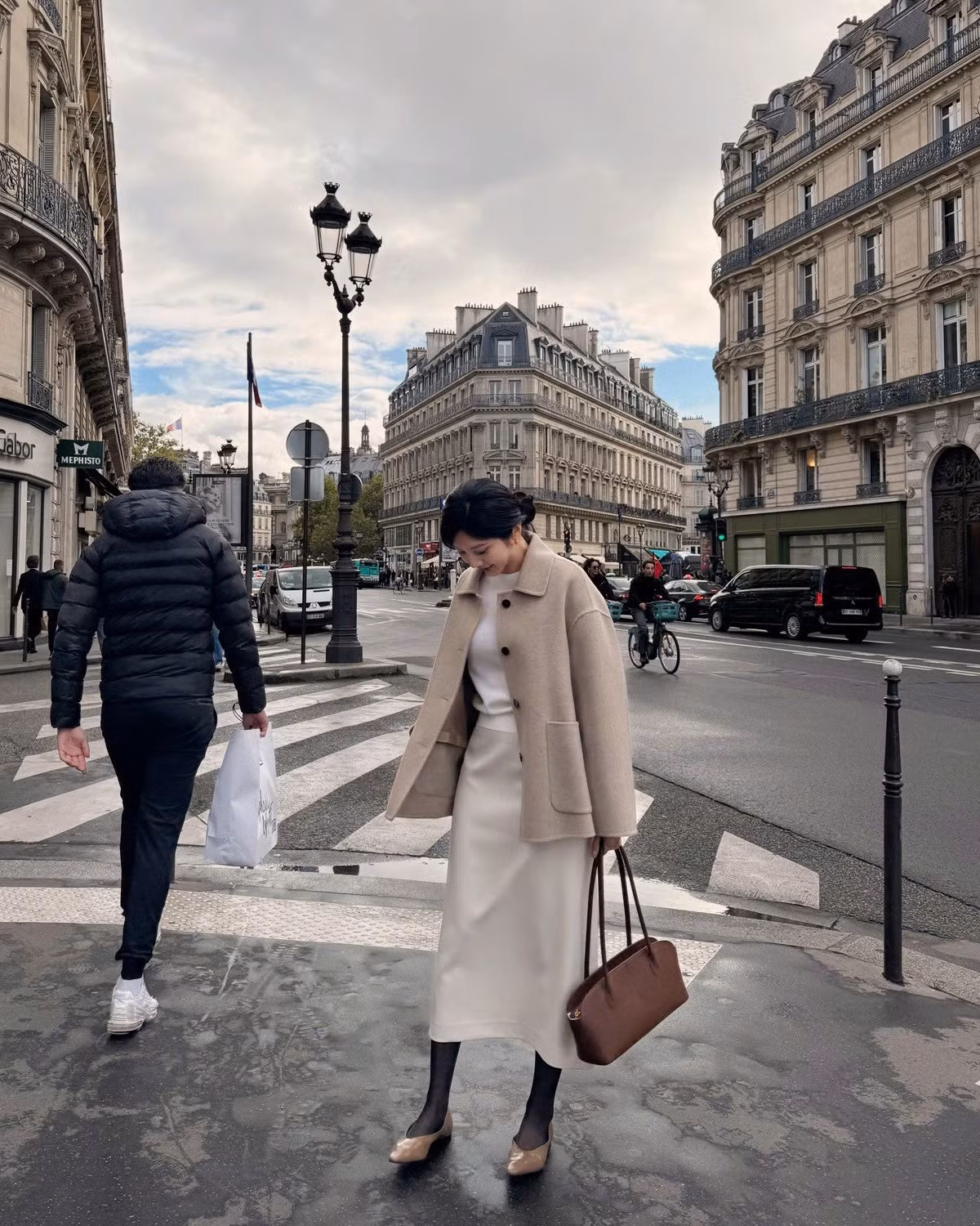 Thay vì mua sắm theo xu hướng nhất thời, việc lựa chọn những kiểu chân váy cơ bản, dễ phối và phù hợp với nhiều hoàn cảnh đang trở thành lựa chọn ưu tiên của nhiều phụ nữ hiện đại. Năm 2026 được dự báo sẽ là thời điểm các thiết kế tối giản, bền vững và linh hoạt lên ngôi – nơi giá trị sử dụng lâu dài quan trọng không kém yếu tố thời trang. Ảnh minh họa