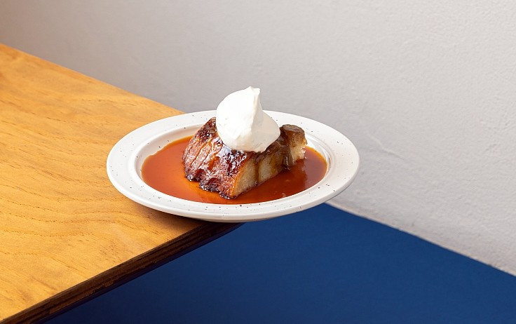 Bánh bò nướng là một ví dụ khác cho thấy cách ẩm thực Việt tiếp nhận và biến đổi ảnh hưởng bên ngoài. Có nguồn gốc từ Trung Quốc, món bánh này được điều chỉnh để phù hợp với khẩu vị người Việt, đặc biệt phổ biến ở miền Nam. Kết cấu xốp mềm với các “rễ tre” đặc trưng, cùng hương thơm của nước cốt dừa và vị ngọt vừa phải khiến bánh bò nướng trở thành món tráng miệng quen thuộc. Ảnh guide.michelin