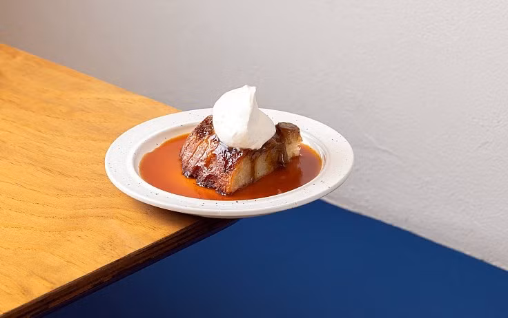 Bánh bò nướng là một ví dụ khác cho thấy cách ẩm thực Việt tiếp nhận và biến đổi ảnh hưởng bên ngoài. Có nguồn gốc từ Trung Quốc, món bánh này được điều chỉnh để phù hợp với khẩu vị người Việt, đặc biệt phổ biến ở miền Nam. Kết cấu xốp mềm với các “rễ tre” đặc trưng, cùng hương thơm của nước cốt dừa và vị ngọt vừa phải khiến bánh bò nướng trở thành món tráng miệng quen thuộc. Ảnh guide.michelin