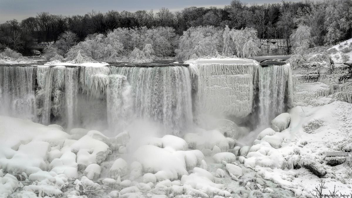 Bất chấp giá rét và điều kiện thời tiết khắc nghiệt, hàng nghìn du khách vẫn tìm đến Niagara để tận mắt chiêm ngưỡng hiện tượng thiên nhiên đặc biệt và ghi lại những khoảnh khắc hiếm hoi của “thác băng”.