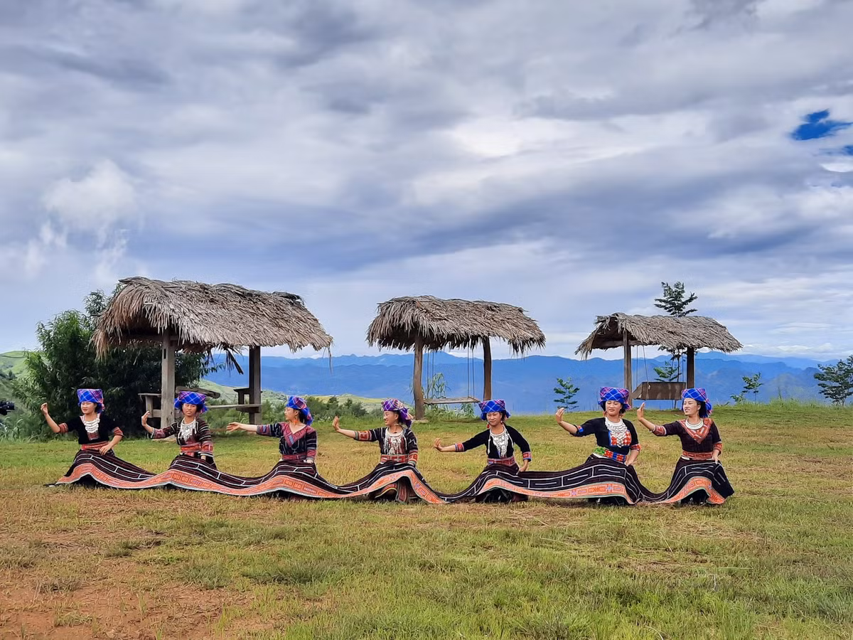 Cộng đồng người Mông nơi đây phát triển du lịch không rác thải, bảo vệ môi trường và giữ nguyên nét sinh hoạt truyền thống. Du khách đến Sin Suối Hồ có thể chiêm ngưỡng thác nước hùng vĩ, ruộng bậc thang, nếm thử món ăn dân dã, học dệt lanh hay lắng nghe tiếng khèn giữa rừng. Ảnh DulichLaiChau