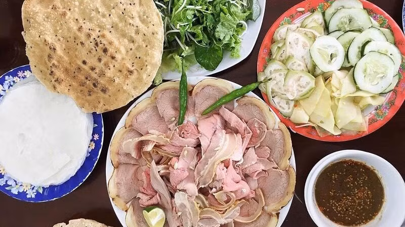 Ngày nay, món ăn này xuất hiện trong mâm cỗ truyền thống như giỗ chạp, cưới hỏi, đồng thời được phục vụ tại nhiều nhà hàng, quán ăn ngon trên khắp cả nước. Ảnh Ihternet