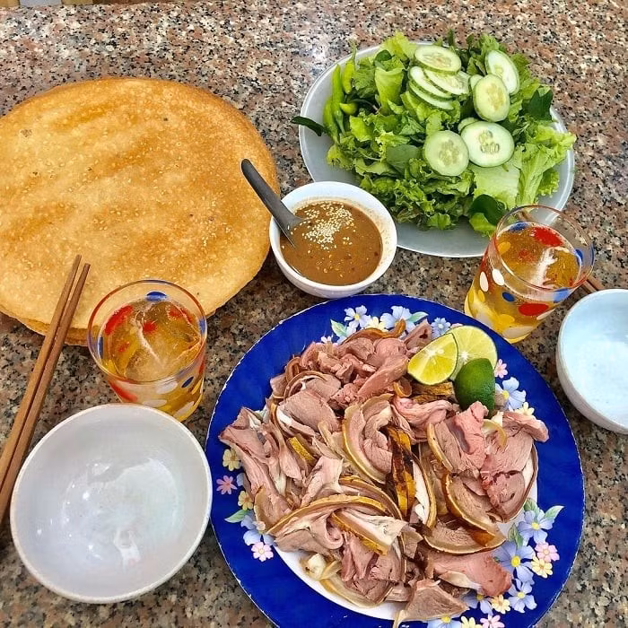 Khi thưởng thức, miếng thịt ngọt mềm, không ám khói, kết hợp cùng vị tươi mát của rau sống và vị mặn đậm đà của nước mắm tạo nên trải nghiệm ẩm thực khác biệt, khiến thực khách nhớ mãi. Ảnh Vinpearl