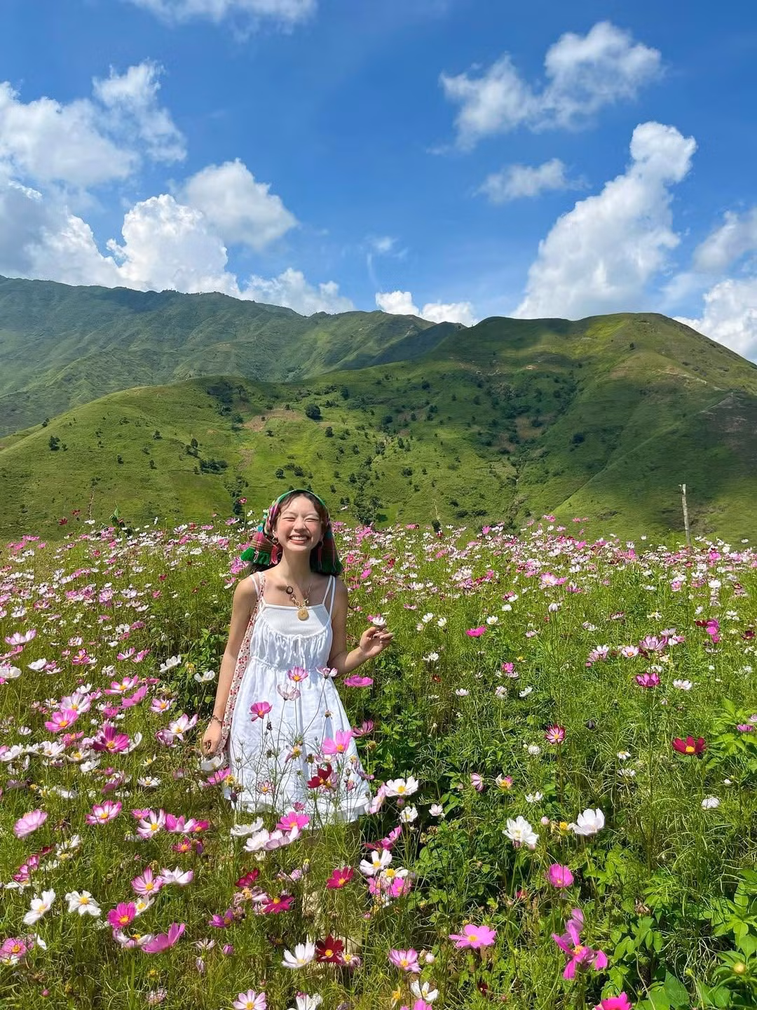 Không gian nơi đây vừa gần gũi vừa hùng vĩ, mang lại trải nghiệm thư giãn, giúp du khách tạm rời xa nhịp sống ồn ào, tận hưởng sự bình yên giữa núi rừng. Ảnh Ngô Thị Hồng Nhung