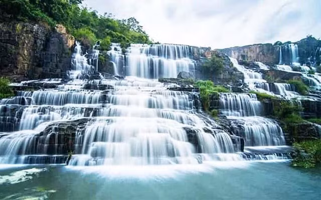 Datanla là “thiên đường” cho những ai yêu mạo hiểm. Nước dâng cao trong mùa mưa lý tưởng cho hoạt động đu dây vượt thác, trượt máng siêu tốc hay trekking xuyên rừng, tạo cảm giác vừa phấn khích, vừa hòa mình với thiên nhiên. Ảnh dulichviet