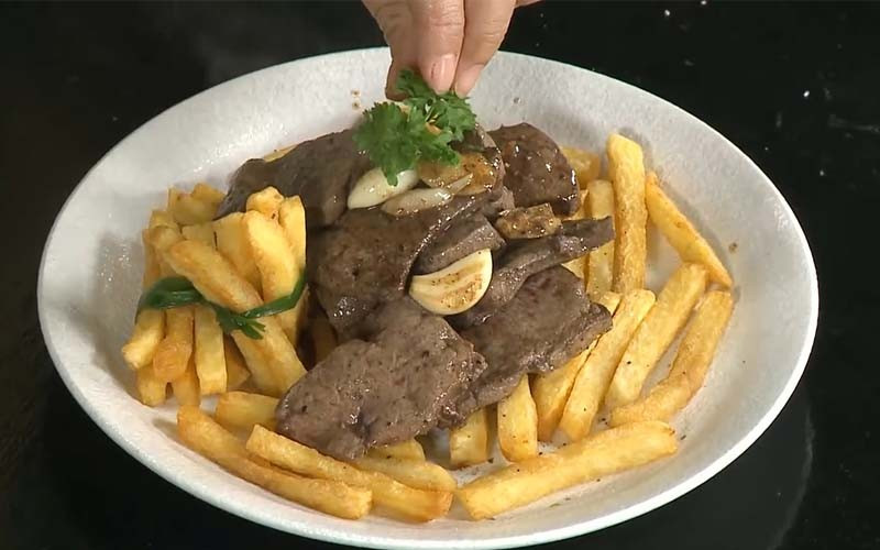 Không chỉ giàu vitamin A, gan còn cung cấp protein, sắt và vitamin B12 – dưỡng chất quan trọng cho máu và hệ thần kinh. Dù bổ dưỡng, gan cần được ăn điều độ vì tiêu thụ quá nhiều vitamin A có thể gây dư thừa và ảnh hưởng xấu đến sức khỏe. Ảnh minh họa