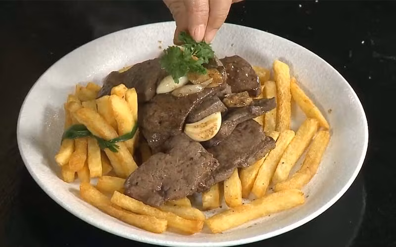 Không chỉ giàu vitamin A, gan còn cung cấp protein, sắt và vitamin B12 – dưỡng chất quan trọng cho máu và hệ thần kinh. Dù bổ dưỡng, gan cần được ăn điều độ vì tiêu thụ quá nhiều vitamin A có thể gây dư thừa và ảnh hưởng xấu đến sức khỏe. Ảnh minh họa