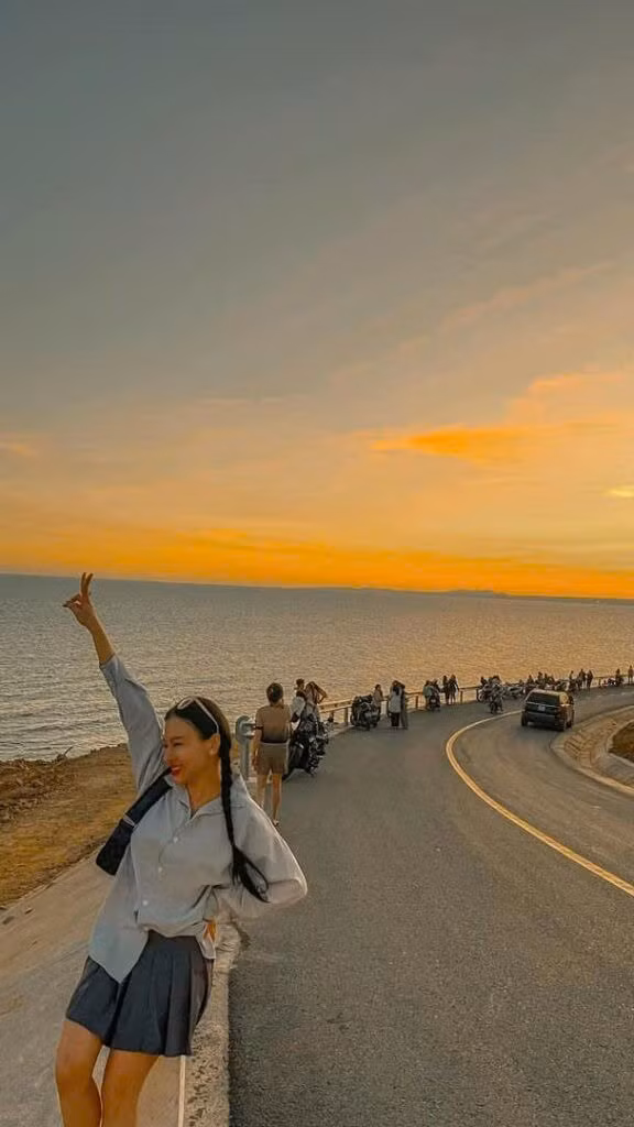 Đây không chỉ là nơi để ngắm hoàng hôn mà còn là “tọa độ sống ảo” được nhiều bạn trẻ yêu thích bởi ánh sáng chiều buông xuống khiến mọi thứ trở nên rực rỡ và thơ mộng hơn bao giờ hết. Ảnh MIA