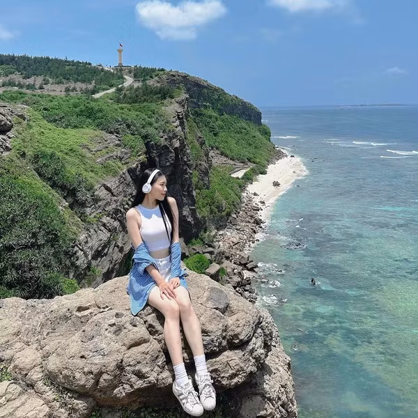 Chỉ cách đảo Lớn khoảng 15 phút canô, đảo Bé lại là một thế giới khác – thơ mộng và rực rỡ. Biển ở đây trong đến mức có thể nhìn thấy tận đáy, san hô nằm ngay sát bờ, những ngôi nhà sơn màu pastel nổi bật trên nền xanh của trời biển. Không có xe máy, không khói bụi, đảo Bé mang đến một không gian lý tưởng để tắm biển, lặn ngắm san hô, hay đơn giản là ngồi trên chiếc thuyền thúng dập dềnh giữa sóng. Ảnh Quỳnh Hương