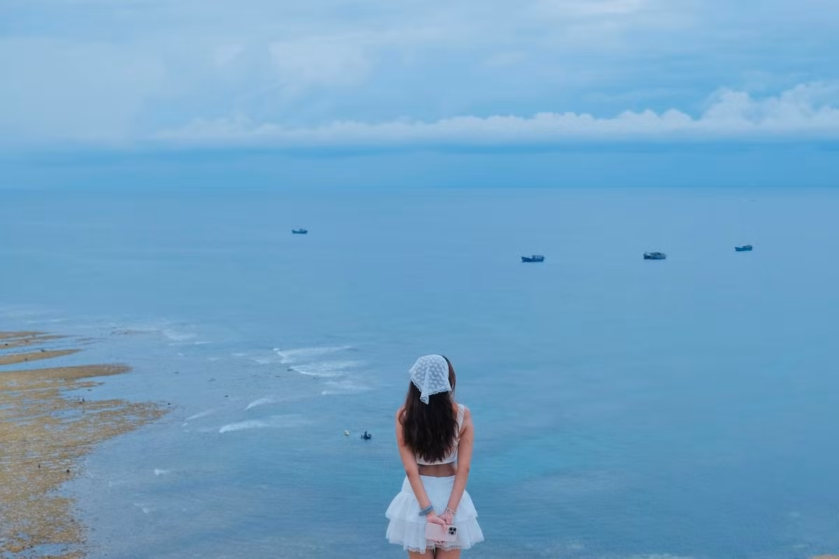 Nằm cô lập giữa biển khơi mênh mông của Quảng Ngãi, đảo Lý Sơn như “nàng tiên ngủ quên” mang trong mình vẻ đẹp nguyên sơ, mộc mạc mà quyến rũ đến lạ. Ảnh Quỳnh Hương