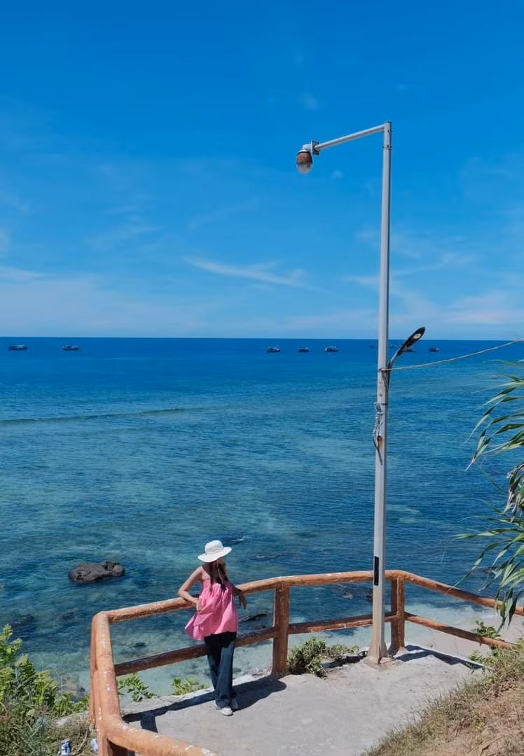 Mỗi điểm đến lại mang một nét riêng nhưng đều giữ được vẻ đẹp hoang sơ, chưa bị du lịch hóa quá mức. Đứng trên miệng núi lửa Thới Lới đã tắt hàng triệu năm, phóng tầm mắt ra xa, thấy biển trời hòa làm một, thấy những ruộng hành, ruộng tỏi nằm gọn trong lòng chảo núi – cảnh tượng ấy đủ khiến mọi mệt mỏi tan biến. Ảnh Trịnh Vân