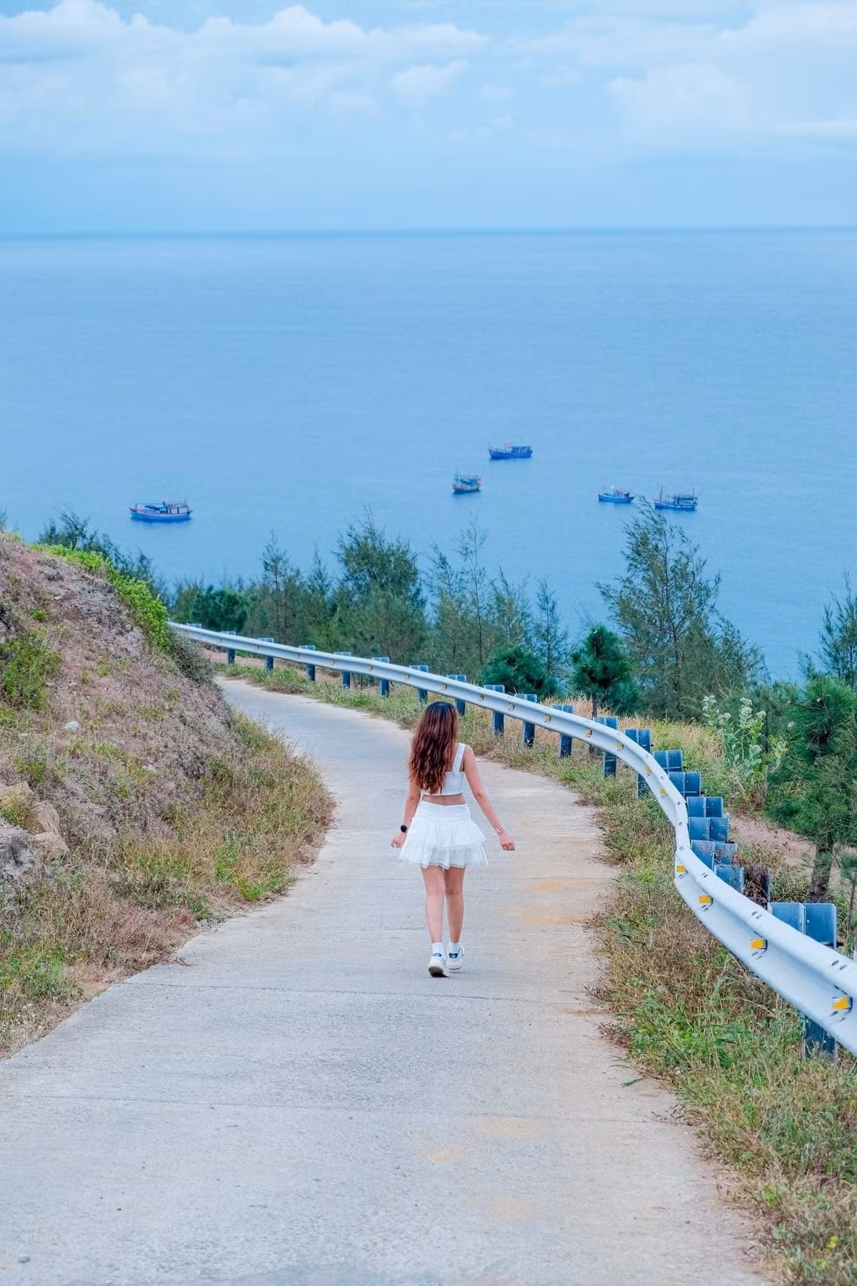 Đặt chân lên đảo, du khách như lạc vào bức tranh thủy mặc giữa đại dương. Biển xanh màu ngọc bích, bờ cát trắng mịn, những vách đá đen sẫm là dấu tích của những dòng nham thạch cổ xưa, tất cả tạo nên một cảnh sắc hùng vĩ mà thanh bình. Đảo Lớn – trung tâm của huyện đảo – là nơi hội tụ những điểm check-in nổi tiếng như cổng Tò Vò, chùa Hang, đỉnh Thới Lới hay hang Câu. Ảnh Quỳnh Hương