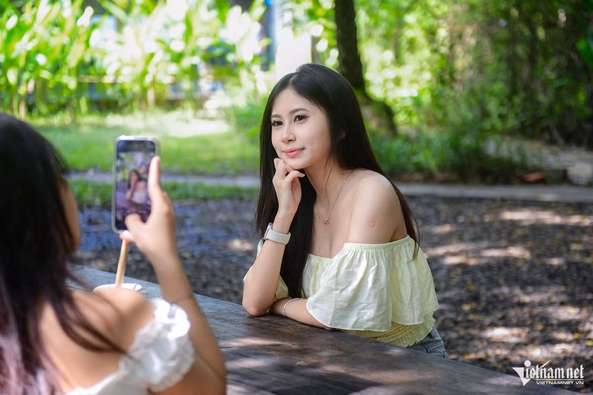 Với những ai yêu thích ẩm thực Bắc giữa Sài Gòn, đồng thời muốn tìm một không gian thoáng mát, đẹp để chụp ảnh, quán xôi Thảo Điền là địa chỉ khó bỏ qua. Để tránh đông, du khách nên đến vào các khung giờ sáng sớm hoặc buổi chiều, vừa thưởng thức xôi Bắc trọn vẹn, vừa tận hưởng không gian xanh mát, thư giãn giữa phố thị. Ảnh Báo Vietnamnet