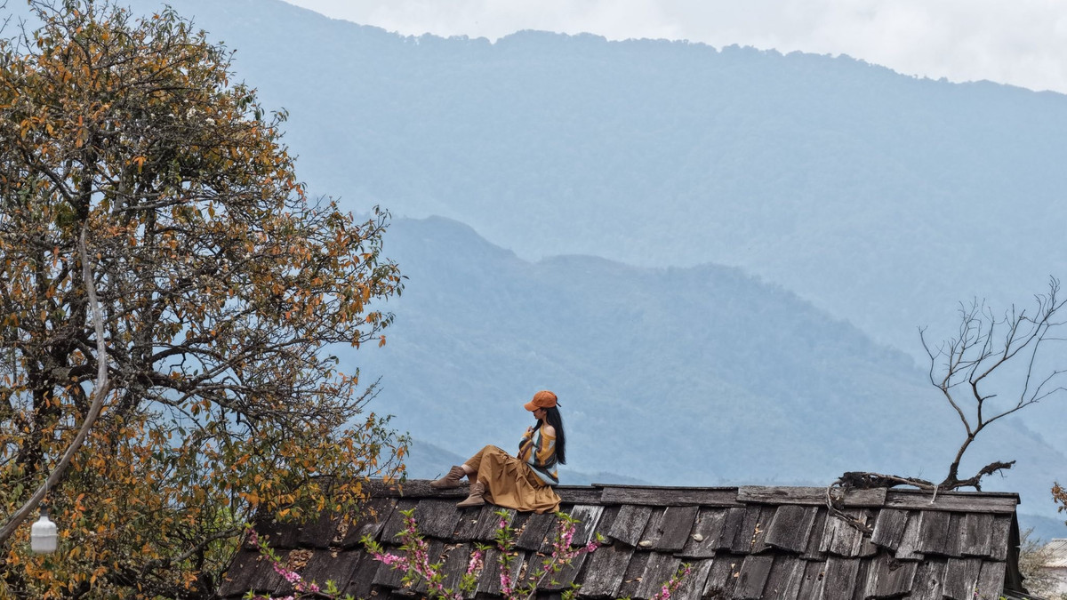 Không rực rỡ như đào, mận, hoa sơn tra mang vẻ đẹp mộc mạc nhưng cuốn hút, bung nở trên những sườn đồi, len lỏi quanh bản làng, phủ trắng cả không gian núi rừng. Chính vẻ đẹp nguyên sơ ấy đã khiến Nậm Nghiệp trở thành điểm đến mới được nhiều tín đồ xê dịch tìm về mỗi mùa xuân. Ảnh: Vananh Nguyen