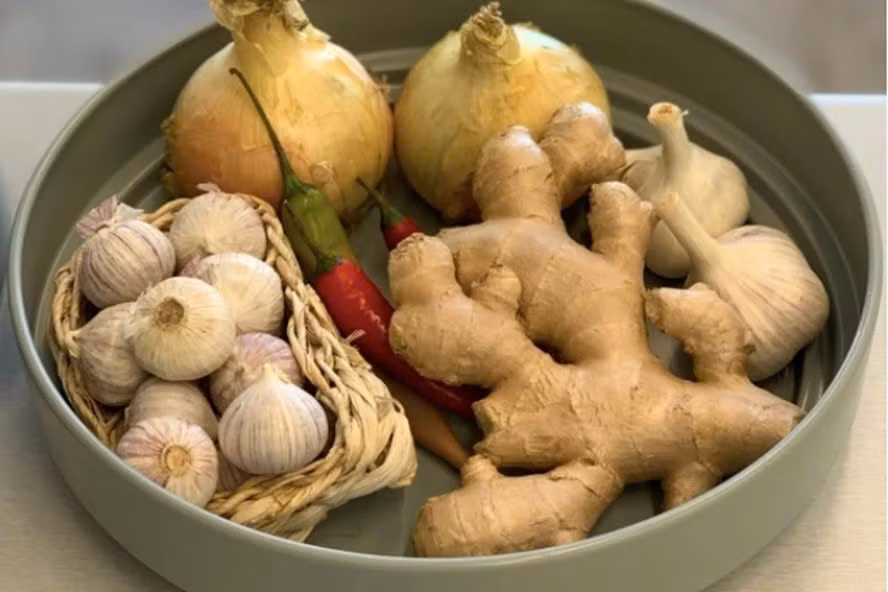 Tỏi có đặc tính kháng khuẩn và chống viêm, giúp giảm nguy cơ nhiễm trùng và viêm phổi. Nghệ với hợp chất curcumin nổi tiếng giúp bảo vệ phổi trước tác động của chất ô nhiễm. Gừng chứa gingerol, cũng có tác dụng chống viêm mạnh, hỗ trợ giảm viêm đường hô hấp và cải thiện khả năng thở. Ảnh minh họa
