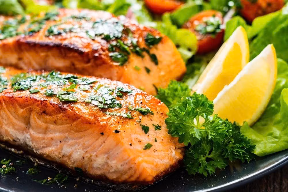 Ngoài ra, cá hồi cũng là lựa chọn giàu dinh dưỡng nếu bạn có thời gian ăn bữa chính trước bữa tiệc. Cá hồi cung cấp protein chất lượng cao và axit béo omega-3, vừa giúp làm chậm hấp thu cồn, vừa hỗ trợ chức năng thần kinh. Hàm lượng vitamin B12 trong cá hồi cũng góp phần hỗ trợ gan trong quá trình chuyển hóa rượu bia. Ảnh minh họa/Nguồn internet