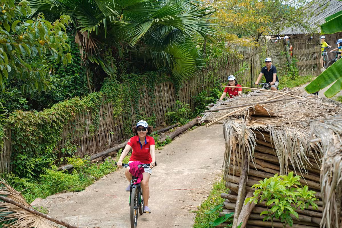 Với cảnh quan thiên nhiên bao la, văn hóa đậm đà bản sắc và trải nghiệm gần gũi, Khe Phương hiện lên như một thiên đường du lịch cộng đồng, nơi du khách có thể vừa nghỉ dưỡng, vừa tìm hiểu đời sống núi rừng, tạo nên những kỷ niệm khó quên cùng gia đình. Ảnh Am Váp Farm