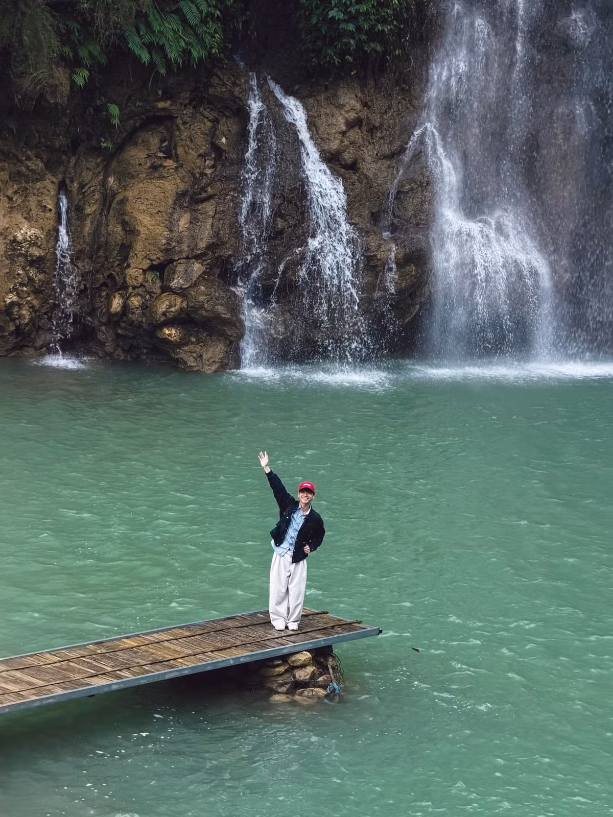 Sau khi check-in các đồi hoa mận, hoa đào hay mai anh đào ở Mộc Châu, nhiều du khách lựa chọn di chuyển sang xã Tô Múa để đổi không khí. Thác Chiềng Khoa vì thế trở thành điểm dừng chân lý tưởng, nơi có thể ngâm mình trong làn nước mát lạnh, xua tan cảm giác mệt mỏi sau hành trình dài. Ảnh Lăng Văn Toán