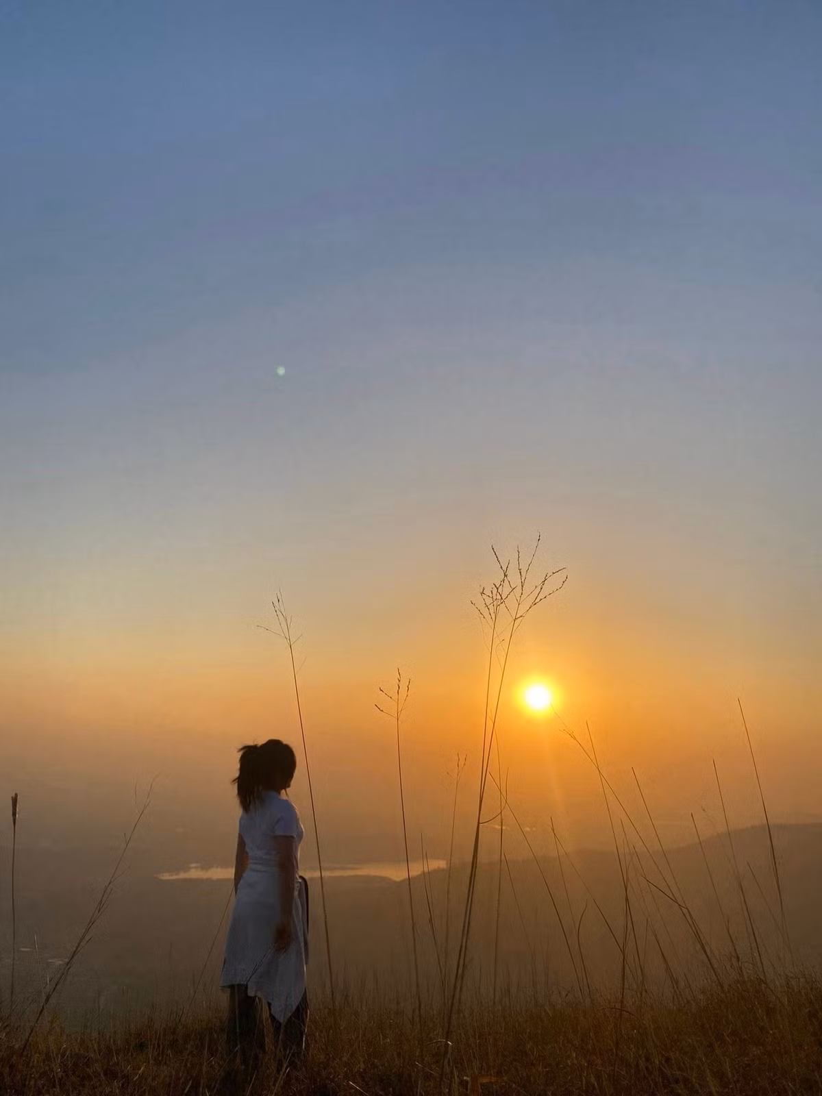 Ngoài hai cái tên quen thuộc kể trên, khu vực cánh cung Đông Triều còn sở hữu hàng loạt ngọn núi, đồi thấp có cảnh quan đẹp, đặc biệt là các điểm thuộc dãy Yên Tử và núi Thành Đẳng, phần lớn nằm trên địa bàn TP Uông Bí (cũ). Vào mùa thu đông, nơi đây trở thành lựa chọn lý tưởng cho các hoạt động hiking, leo núi nhẹ, kết hợp dã ngoại trong ngày. Ảnh Ngọc Hiếu