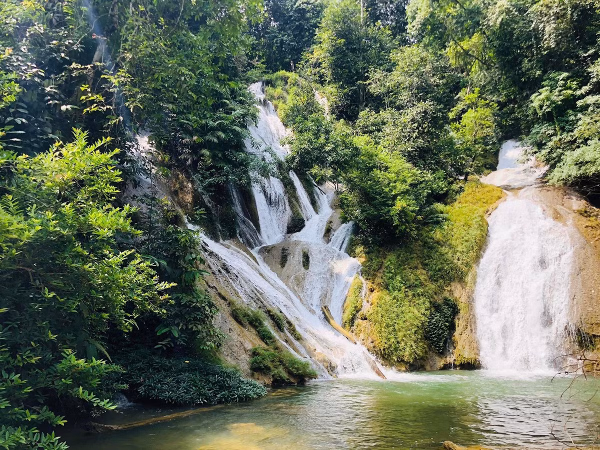 Đặc biệt vào mùa hè và mùa thu – thời điểm nước lớn nhất – thác Bản Ba đẹp như một dải lụa trắng giữa rừng xanh, được ví như “nàng thơ ngủ quên trong rừng” của Tuyên Quang. Ảnh Lotus Nelumbo