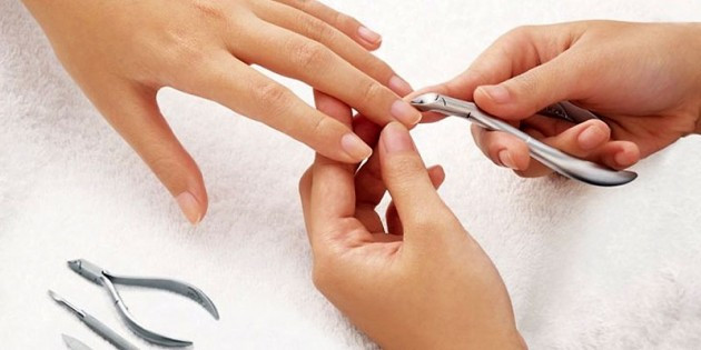 Việc cắt tỉa móng định kỳ cũng góp phần giúp móng phát triển khỏe mạnh. Móng tay được cắt gọn gàng sẽ hạn chế tình trạng sứt mẻ và gãy vỡ. Khi cắt, nên cắt theo đường thẳng rồi dũa nhẹ để tạo hình bo tròn hoặc vuông, tùy theo sở thích, nhằm tránh làm tổn thương đầu móng. Ảnh minh họa