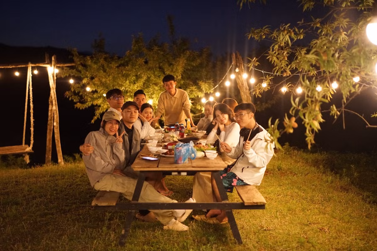 Để trekking Y Tý dễ dàng hơn, nhiều công ty lữ hành đã thiết kế tour chuyên biệt cho mùa hè, kết hợp săn mây, trải nghiệm ruộng bậc thang mùa nước đổ và giao lưu bản làng. Saigontourist mang đến tour 3 ngày 2 đêm khởi hành từ Hà Nội với giá từ 3.290.000 đồng/người, đưa du khách đến các điểm đặc sắc như Dền Sáng, Lao Chải, mốc 92, A Lù cùng trải nghiệm nhà trình tường và chợ phiên vùng cao.