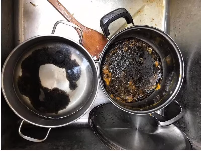 Để tránh tình trạng nồi cháy đen lặp lại, bạn nên lưu ý một vài mẹo nhỏ nhưng hữu ích. Hãy nấu ở lửa nhỏ khi chế biến các món dễ dính đáy như cháo, kho hay nước đường. Ưu tiên sử dụng nồi có đáy dày để giúp tản nhiệt đều, hạn chế điểm nóng cục bộ gây cháy. Luôn đảm bảo nồi không bị cạn nước và đừng quên khuấy đều tay trong quá trình nấu. Quan trọng hơn cả, hãy quan sát kỹ và không rời bếp quá lâu để tránh tình trạng “quá lửa” gây hỏng món ăn lẫn dụng cụ nấu. Ảnh Junger