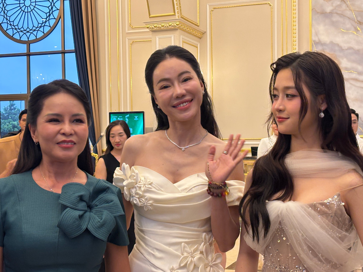 Bà Phạm Kim Dung, CEO Sen Vàng (giữa) xuất hiện tại sự kiện tối 7/9. Bà Phạm Kim Dung, CEO Sen Vàng (giữa) xuất hiện tại sự kiện tối 7/9.