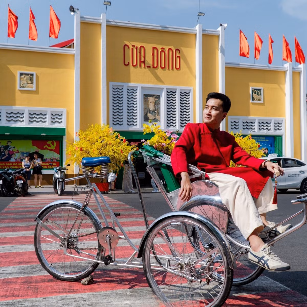 Sự thay đổi này cũng thu hút sự chú ý của du khách quốc tế. Nhiều người khi đi ngang qua đã dừng lại chụp ảnh, bày tỏ sự thích thú trước màu sắc tươi sáng và không gian được tổ chức lại hài hòa. Ảnh nguồn Internet