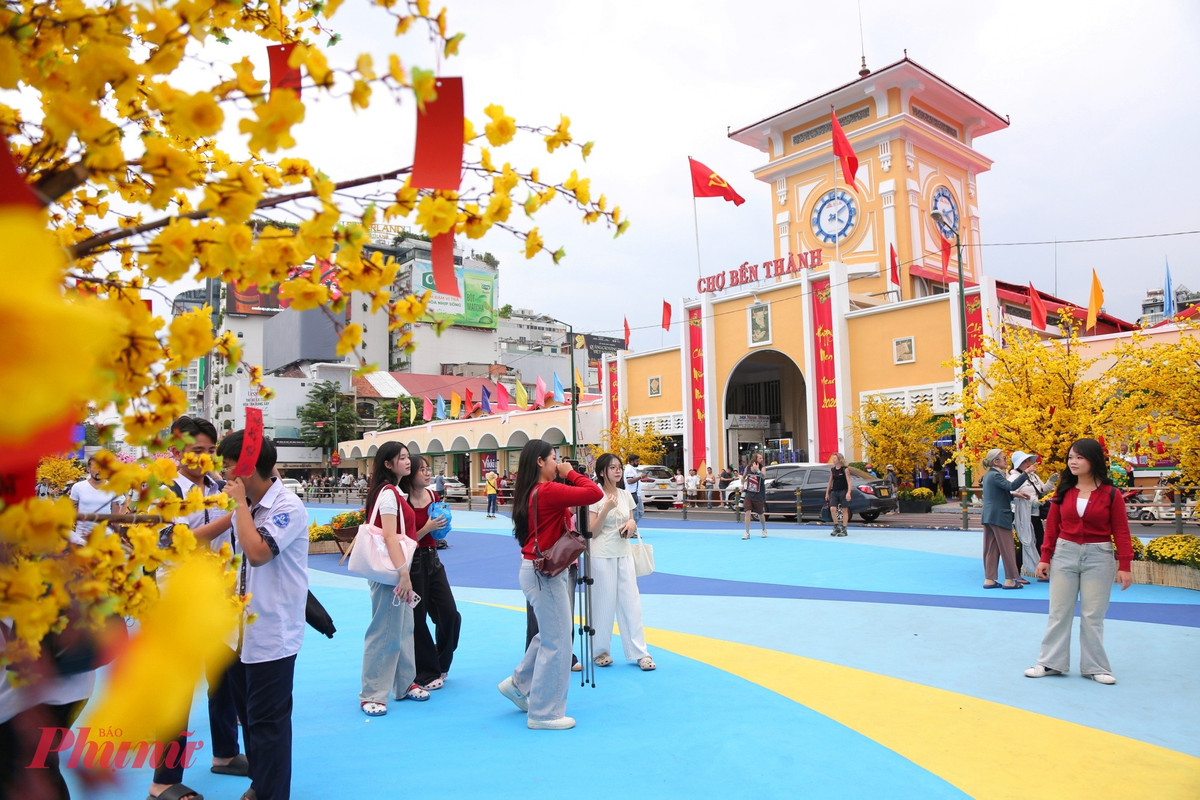 Bên cạnh quảng trường phía trước, các khu vực xung quanh chợ cũng được bổ sung nhiều tiểu cảnh, mảng trang trí tạo điểm nhấn cảnh quan. Không gian được mở rộng, thân thiện hơn với người đi bộ, mang đến thêm lựa chọn dạo chơi, tham quan cho người dân và du khách trong những ngày đầu năm. Ảnh Baophunu