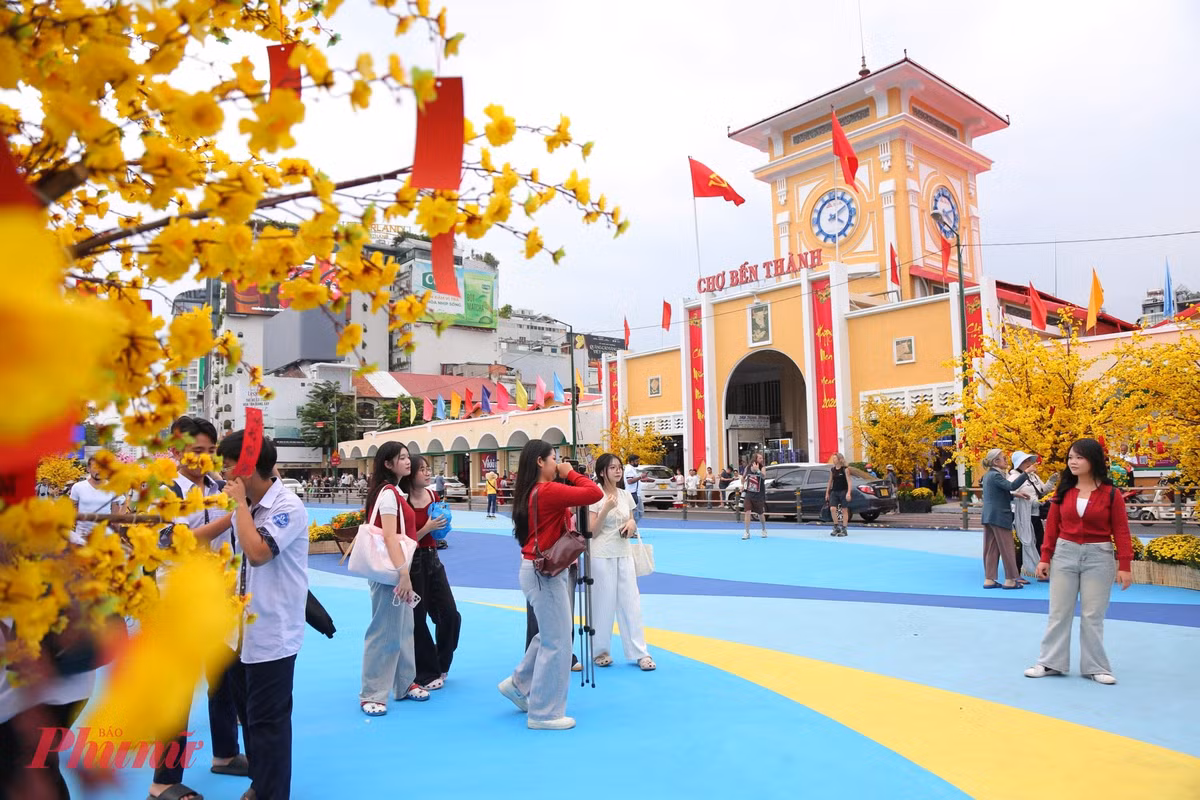 Bên cạnh quảng trường phía trước, các khu vực xung quanh chợ cũng được bổ sung nhiều tiểu cảnh, mảng trang trí tạo điểm nhấn cảnh quan. Không gian được mở rộng, thân thiện hơn với người đi bộ, mang đến thêm lựa chọn dạo chơi, tham quan cho người dân và du khách trong những ngày đầu năm. Ảnh Baophunu