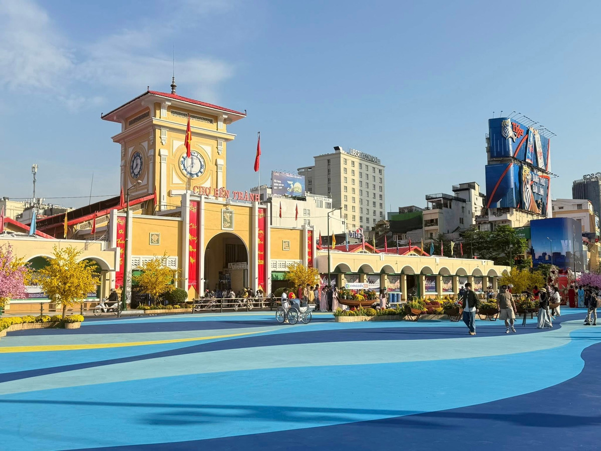 Không chỉ giới trẻ háo hức tìm đến check-in, nhiều người trung niên, lớn tuổi cũng dành thời gian ghé thăm, ghi lại những khoảnh khắc bên công trình gắn bó với ký ức của nhiều thế hệ người Sài Gòn. Ảnh nguồn Internet