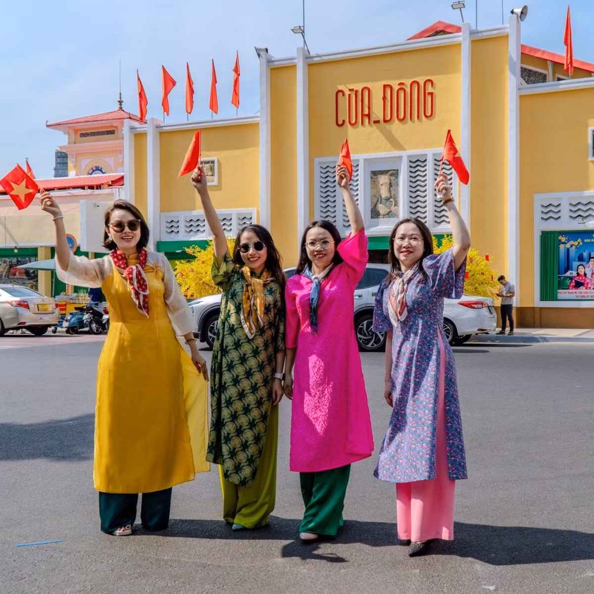 Chợ Bến Thành được khởi công xây dựng vào năm 1912 và hoàn thành vào cuối tháng 3/1914, với tổng diện tích khoảng 13.000m². Công trình nằm tại giao điểm các tuyến đường Phan Bội Châu, Phan Chu Trinh, Lê Thánh Tôn và Công trường Quách Thị Trang – vị trí được xem là “trái tim” của khu trung tâm. Ảnh nguồn Internet