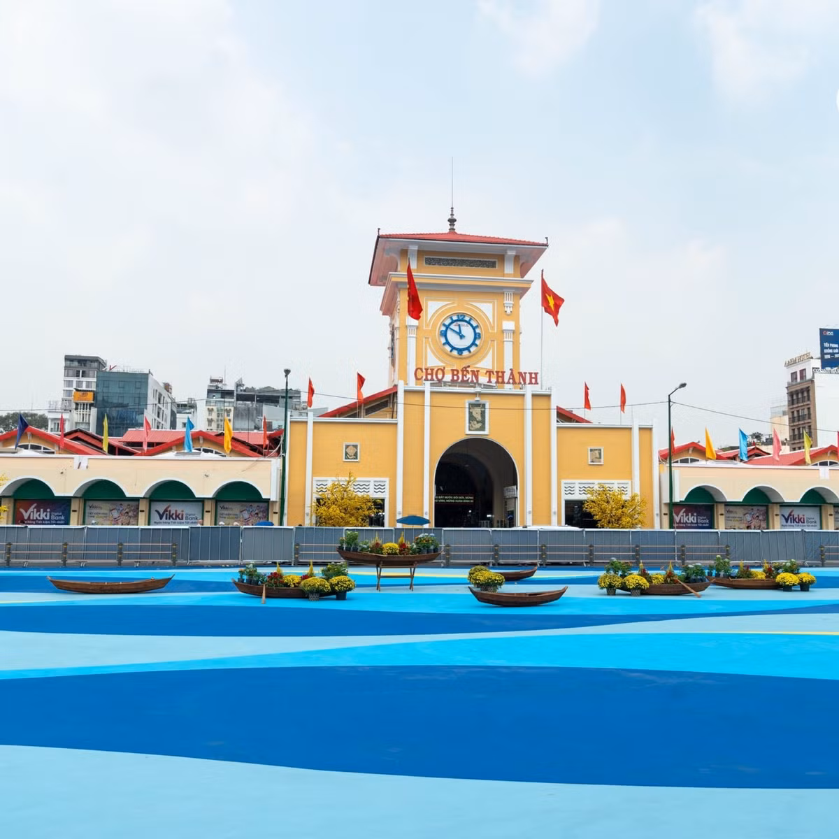 Với họ, việc chứng kiến sự thay đổi của Chợ Bến Thành không đơn thuần là ngắm nhìn một diện mạo mới, mà còn là dịp nhìn lại hành trình phát triển của thành phố qua hơn một thế kỷ. Ảnh nguồn Internet