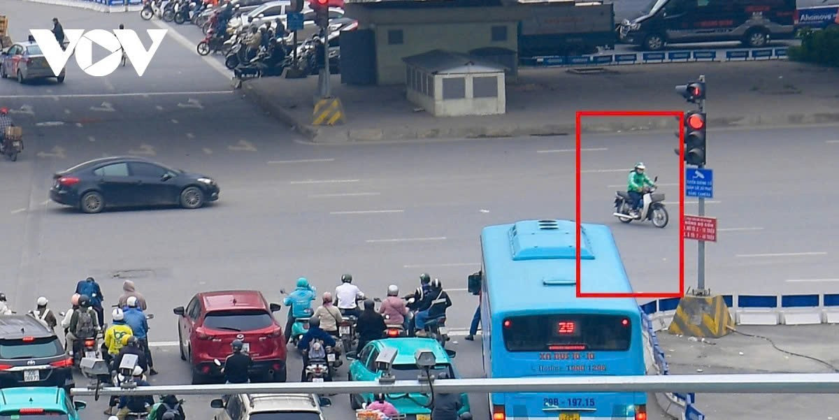 Trong số ít phương tiện vi phạm, chủ yếu là các tài xế xe ôm, xe ôm công nghệ...