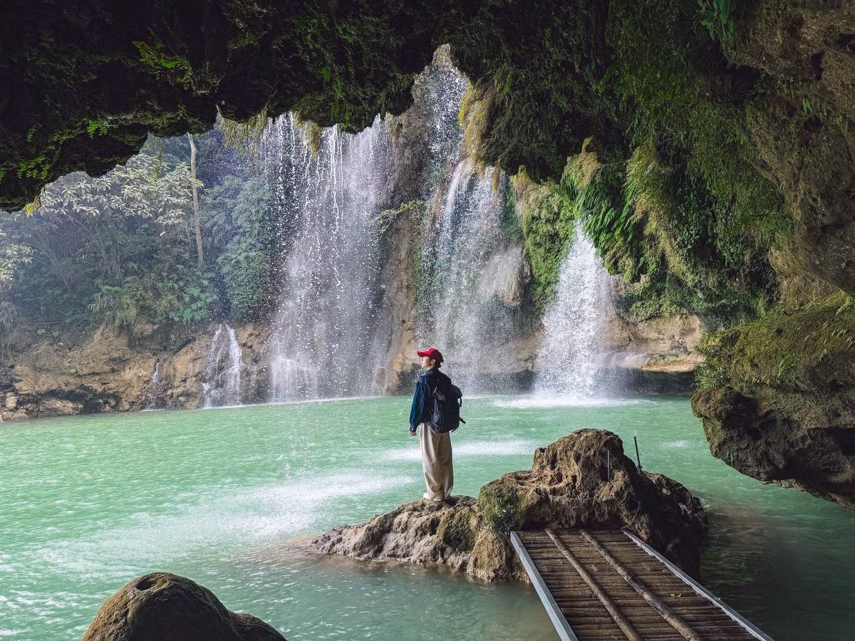 Những ngày gần đây, cao nguyên Mộc Châu khoác lên mình tấm áo dịu dàng của hoa mận, hoa đào, hoa cải. Những sườn đồi trắng tinh khôi hay sắc hồng phớt trải dài khắp bản làng luôn là lý do khiến du khách tìm về nơi này. Tuy nhiên, bên cạnh những điểm ngắm hoa quen thuộc, Thác Chiềng Khoa đang dần trở thành tọa độ được nhiều du khách trẻ và người yêu thiên nhiên tìm kiếm trong hành trình khám phá Mộc Châu – Vân Hồ. Ảnh Lăng Văn Toán