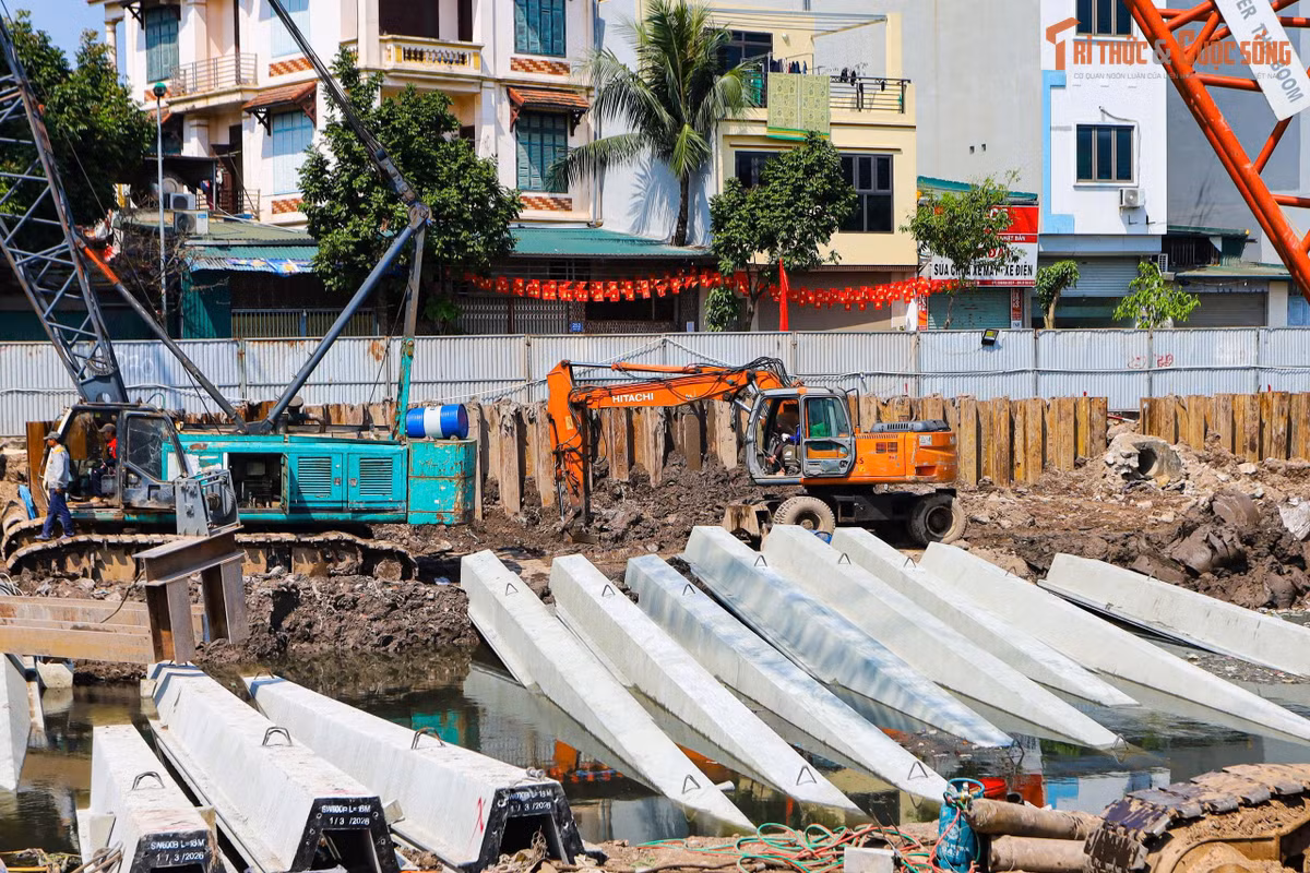 Các hạng mục thi công tập trung vào việc xây dựng hệ thống kè bê tông dự ứng lực dọc hai bờ sông, nạo vét lòng sông để khơi thông dòng chảy, đồng thời hoàn thiện các công trình điều tiết và kết nối hạ tầng liên quan.