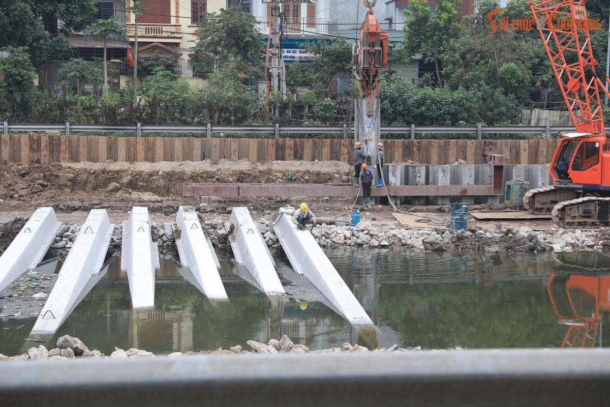 Trong giai đoạn hiện nay, các nhà thầu đang tranh thủ thời tiết thuận lợi để hoàn thiện các phần việc chính như đóng cọc kè, lắp đặt cấu kiện bê tông và nạo vét lòng sông. Việc tăng tốc thi công được xem là cần thiết nhằm sớm đưa công trình vào vận hành trước mùa mưa, góp phần cải thiện khả năng tiêu thoát nước cho khu vực phía Nam Hà Nội.